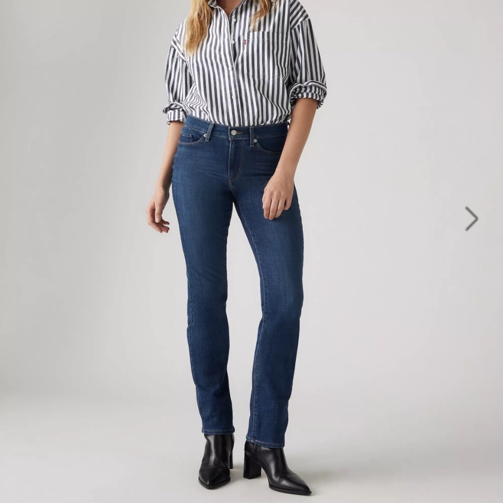 Levi’s women’s classic straight leg jeans size 10 dark wash